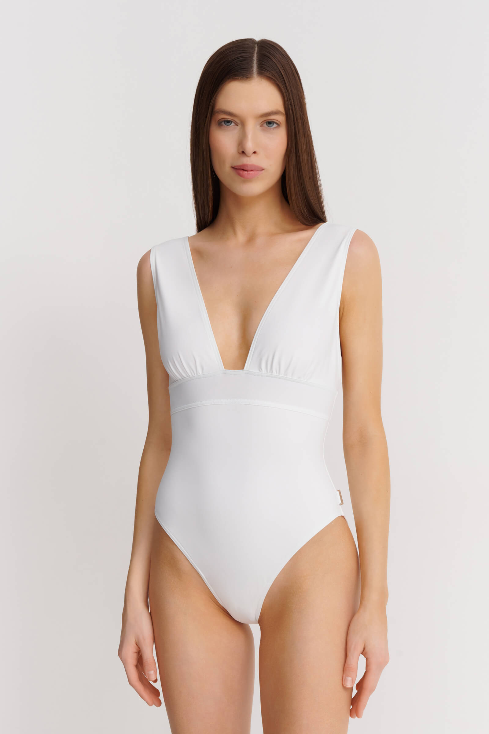 Слитный купальник с глубоким вырезом Shan 