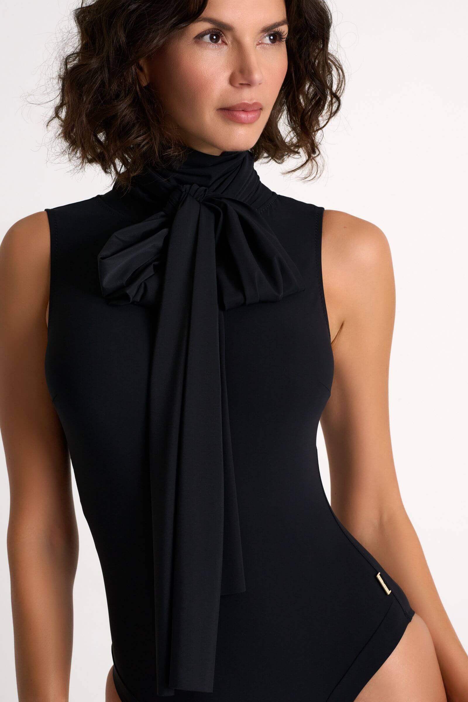 Слитный купальник с воротником-аскот Shan 